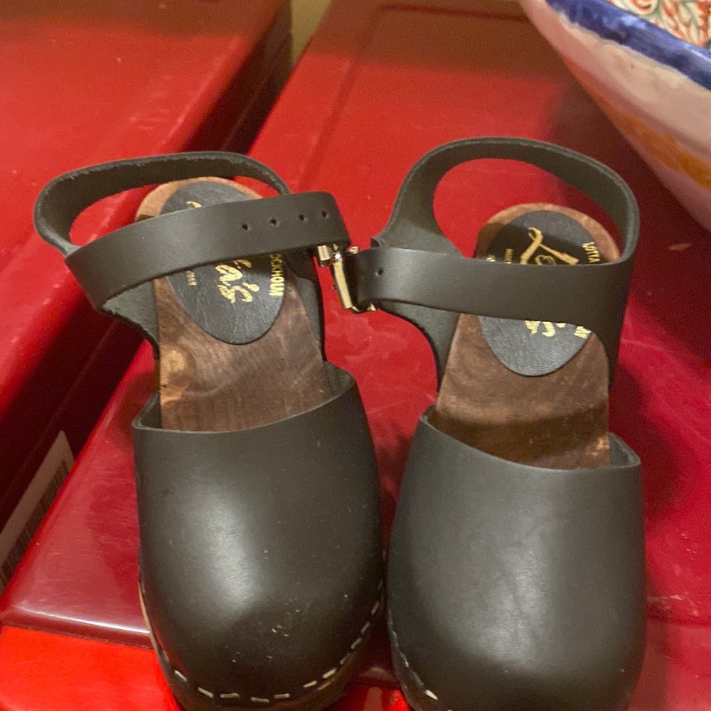 Lotta Black Clogs with straps
